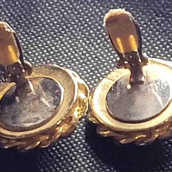 Katrina Round Pearl Surrounded by Rhinestones. - Picture 4 of 4